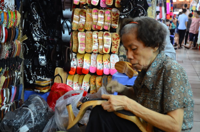 Vietnamese septuagenarian makes, sells wooden clogs for 50 years at Ben Thanh Market