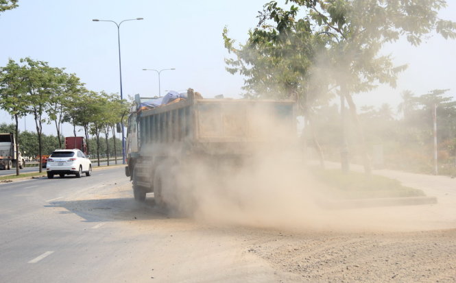 Beware of accident risks, dust pollution from trucks in Ho Chi Minh City