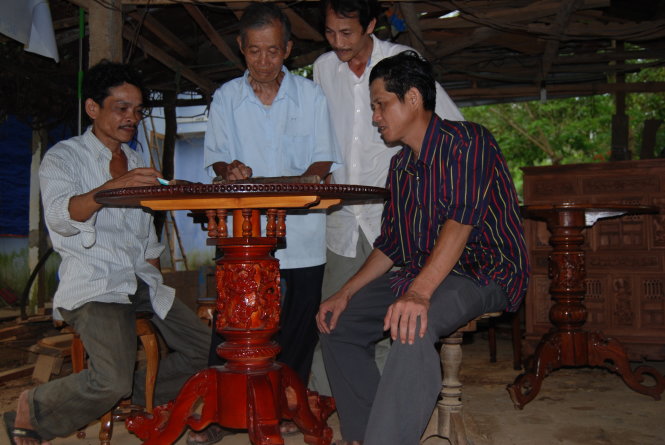 Carpenters revive craft of making self-turning tables in central Vietnam