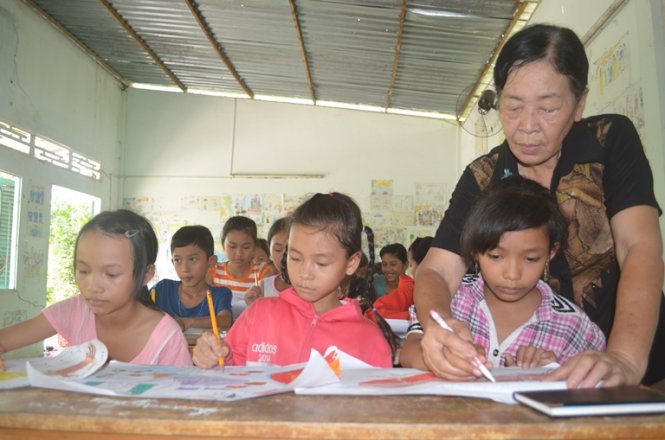 Vietnamese woman spends 10 years educating kids on health, environmental protection for free
