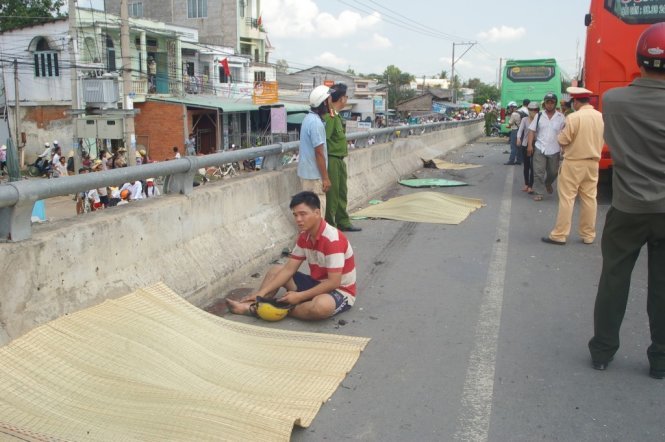 Hidden perils posed by markets located beneath bridges in Vietnam