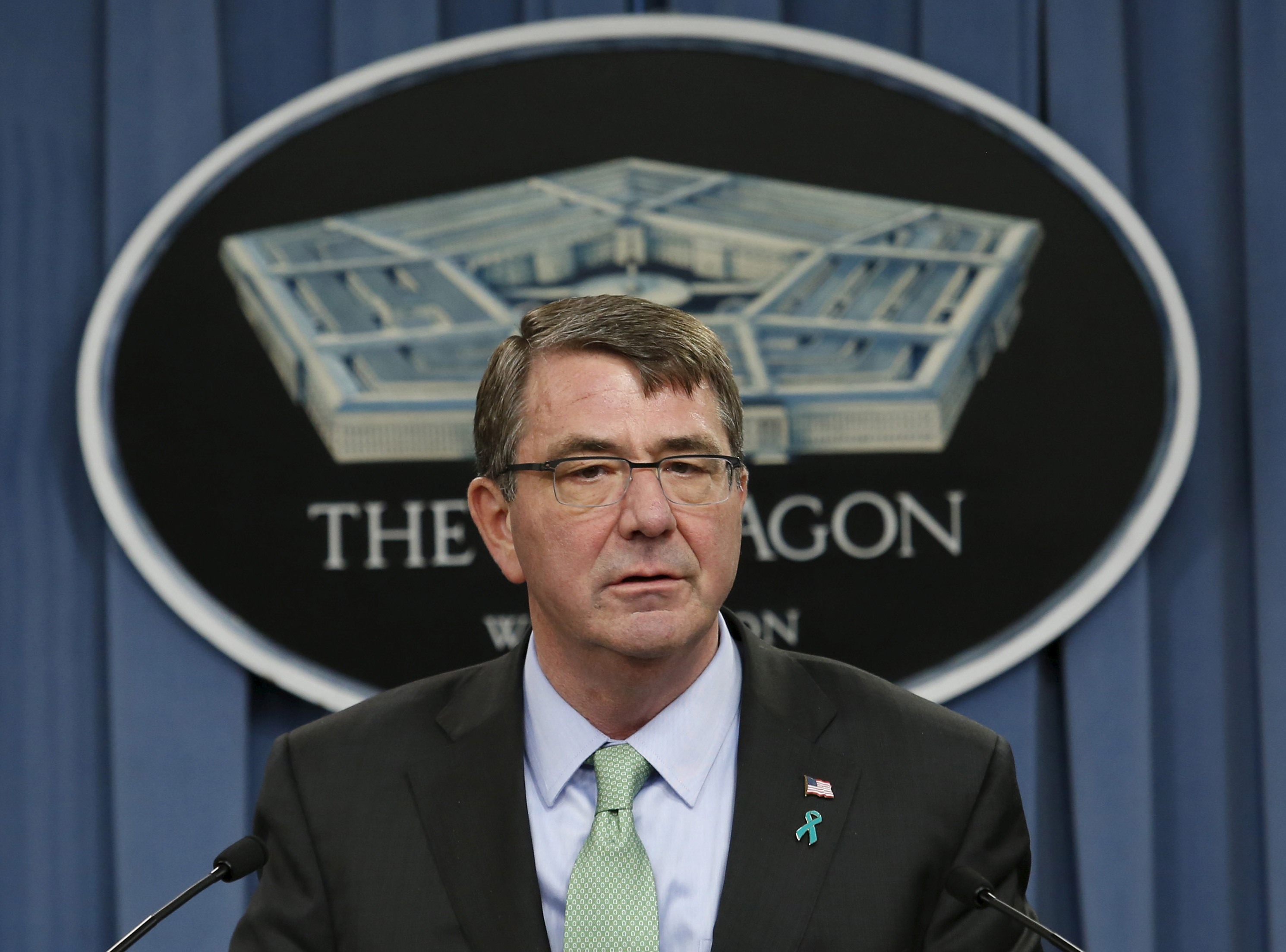 Pentagon chief urges end to island-building in East Vietnam Sea