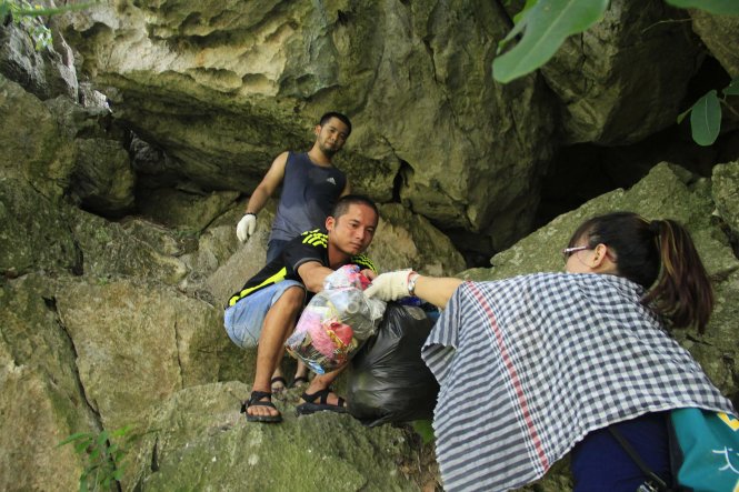Young trekkers pick garbage in Hanoi mountain