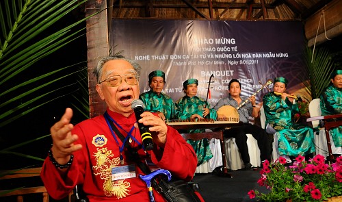 Master of traditional Vietnamese music Tran Van Khe hospitalized