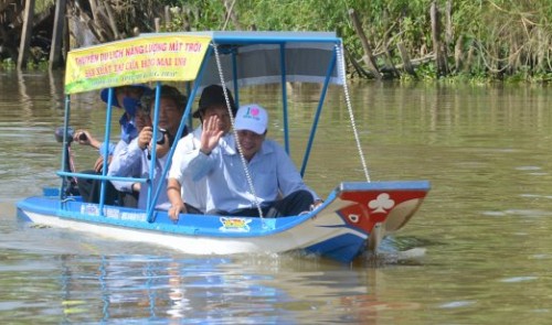 Vietnamese farmers make solar-powered boat