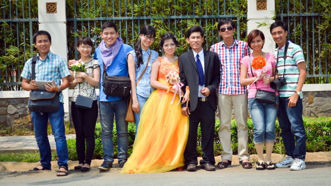 Vietnamese volunteer group takes free wedding photos for disabled people