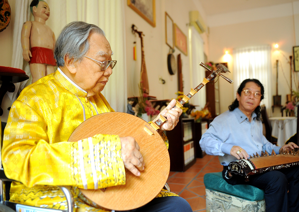 Born in 1921 in My Tho City in southern Vietnam, Prof. Khe earned the love of many people over his contribution to the development and promotion of the country’s traditional culture and music.