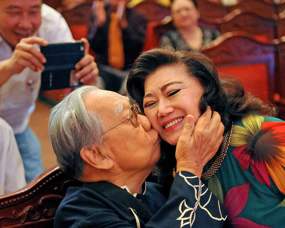 The professor gives an intimate kiss to People’s Artist Kim Cuong.