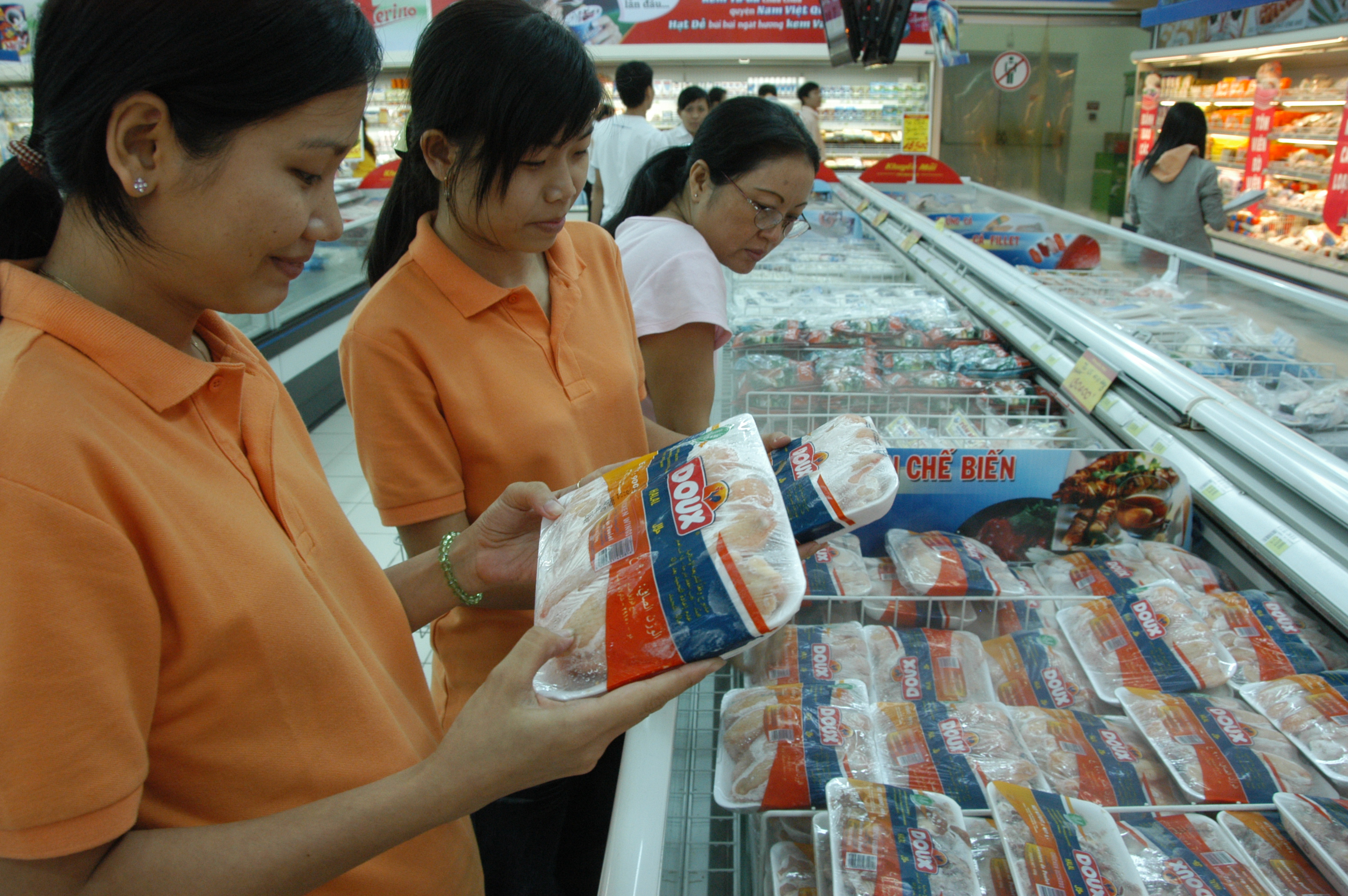 Insiders skeptical over throwaway prices of US chicken imports in Vietnam