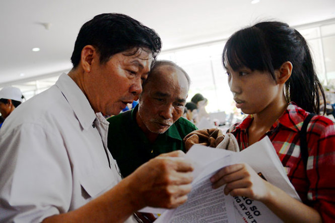 In Vietnam, 60-year-old father enters national high school exam with daughter