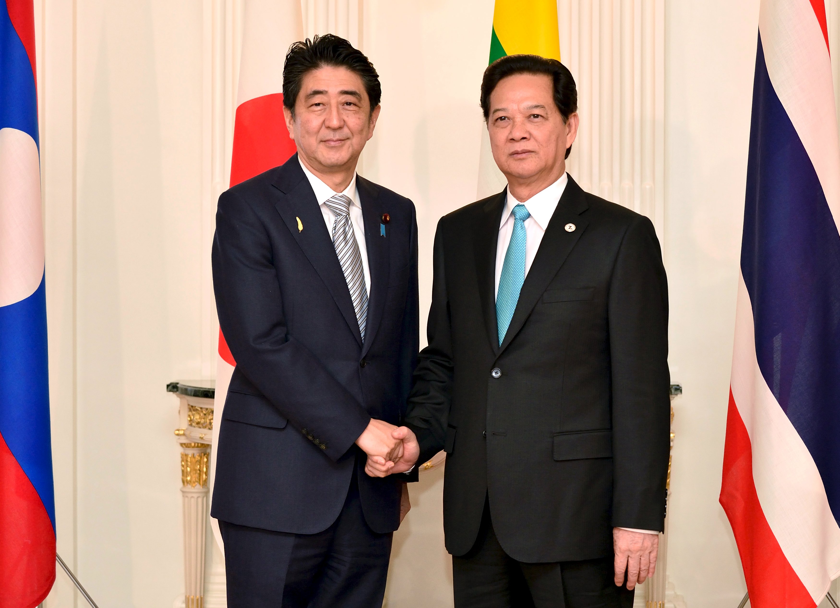 Japan pledges $6 bln to Mekong nations as China prepares new bank