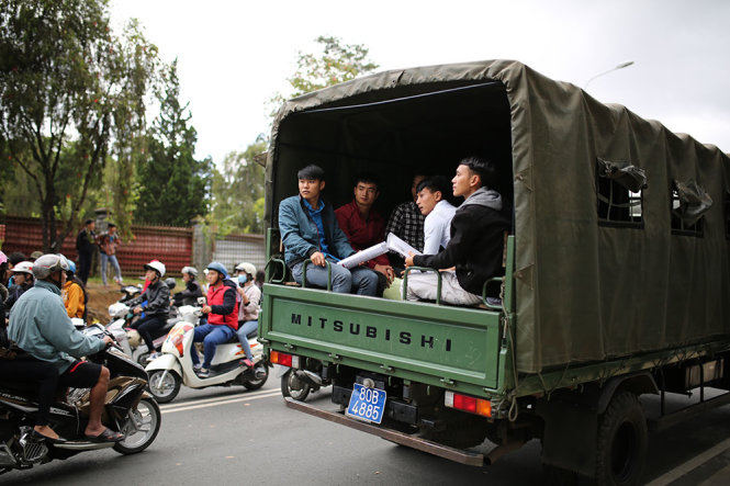 Police in the Central Highlands province of Lam Dong have helped students by using six trucks to carry more than 130 students to their exam venue at Da Lat University.
