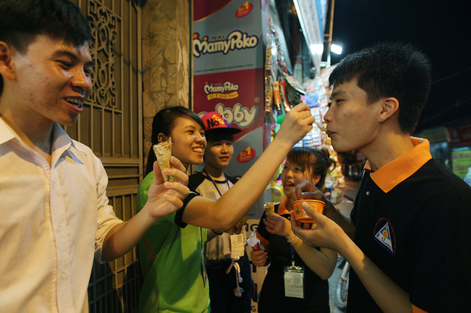 A group of students in Bac Tu Liem District, Hanoi enjoy ice cream to ease stress the night before the exam.