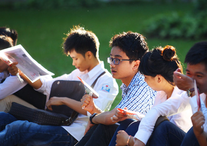 Many students arrived at Thuy Loi (Irrigation) University early in the morning of July 1, 2015 for the first two subjects, math and foreign languages, despite the 39-degree Celsius heat in Hanoi.