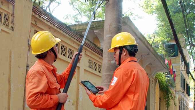 Hanoi electric utility now reads meters with ‘selfie stick’