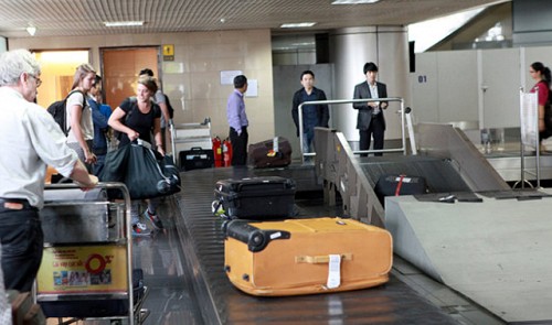 Vietnam aviation authorities request new standards to protect air passenger luggage