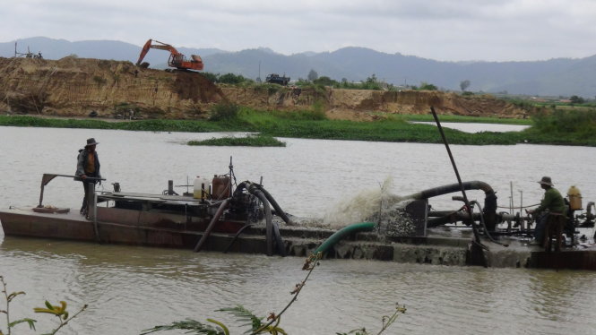 Sand exploitation ravages river banks in Vietnam’s Central Highlands