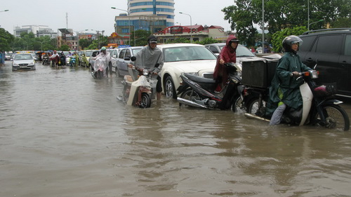 Heavy rain to hit northern Vietnam as river water rises in south