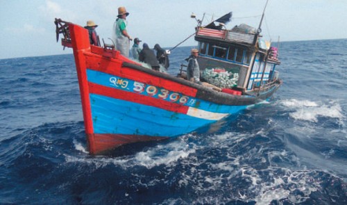 Chinese ship rams Vietnam fishing boat 2 times off Truong Sa (Spratlys)