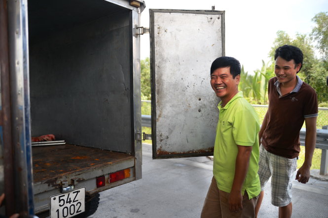Vietnam driver blames fat assistant for overloaded truck to mock weighbridge error