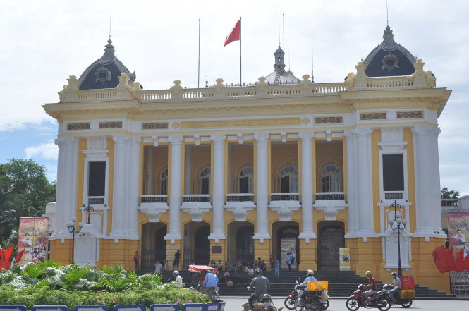 Experts lambaste Hanoi Opera House’s new paint job