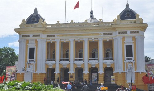 Experts lambaste Hanoi Opera House’s new paint job