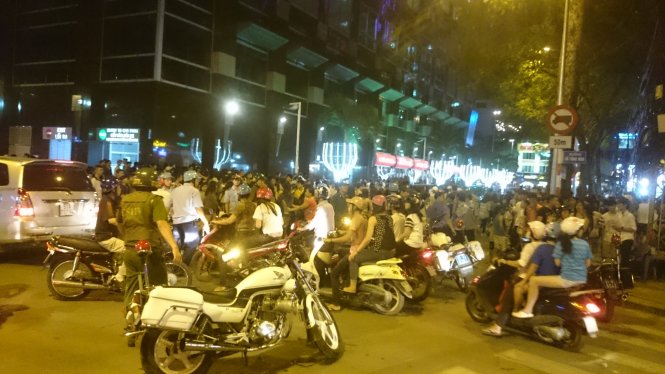 Hundreds turn Ho Chi Minh City promenade into maelstrom to watch fight