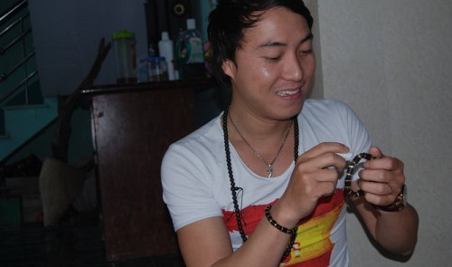 Young Vietnamese man creates own frankincense jewelry business