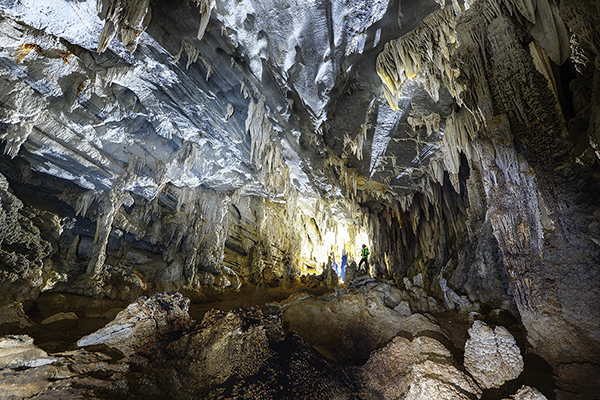 The stalactites on the ceiling of Tien Cave look like a sword matrix.