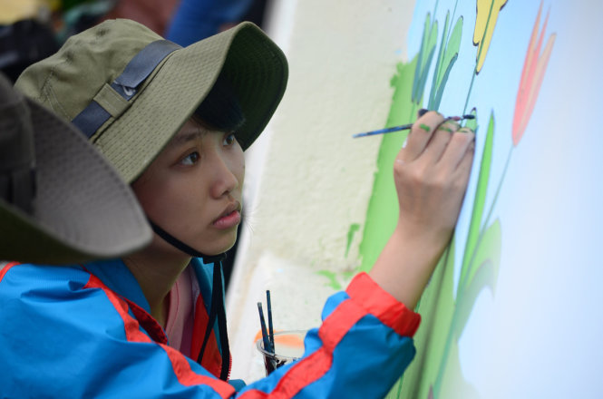 Volunteer students decorate Ho Chi Minh City hospital wall with cartoons
