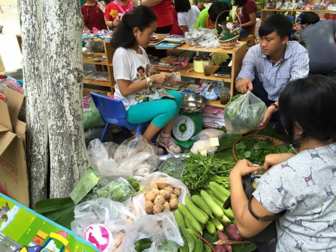 Vietnam parents want children to learn about money through part-time summer jobs
