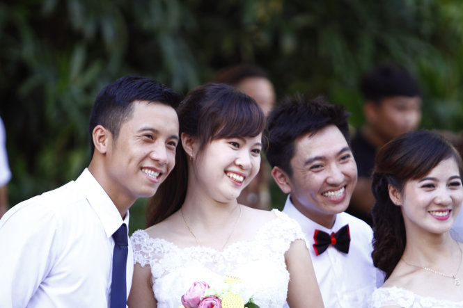 Fifty soon-to-be groom and bride couples take part in race in Hanoi