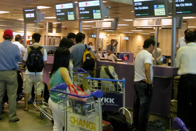Local carriers cry for help as Singapore keeps denying entry to Vietnamese women