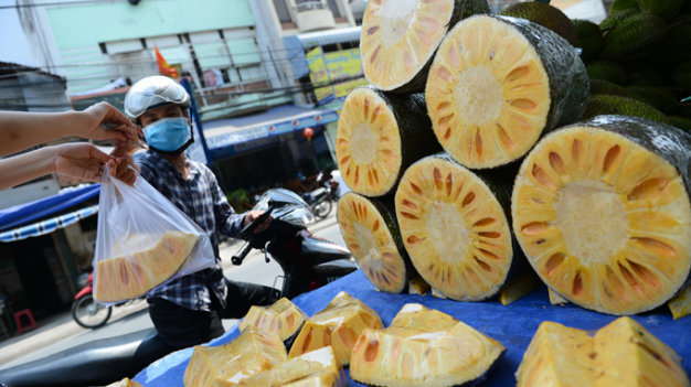 Fruits ripened by chemicals dominate Vietnam’s markets
