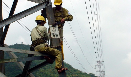 Meet the workers who take care of high voltage electricity poles in Vietnam