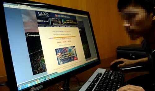 Police catch Korean man running illegal football betting website in Vietnam