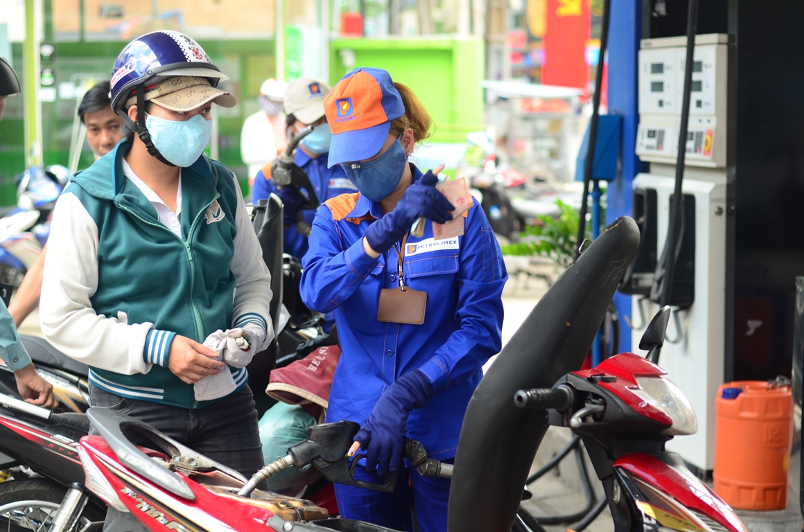 Fuel prices plummet in Vietnam