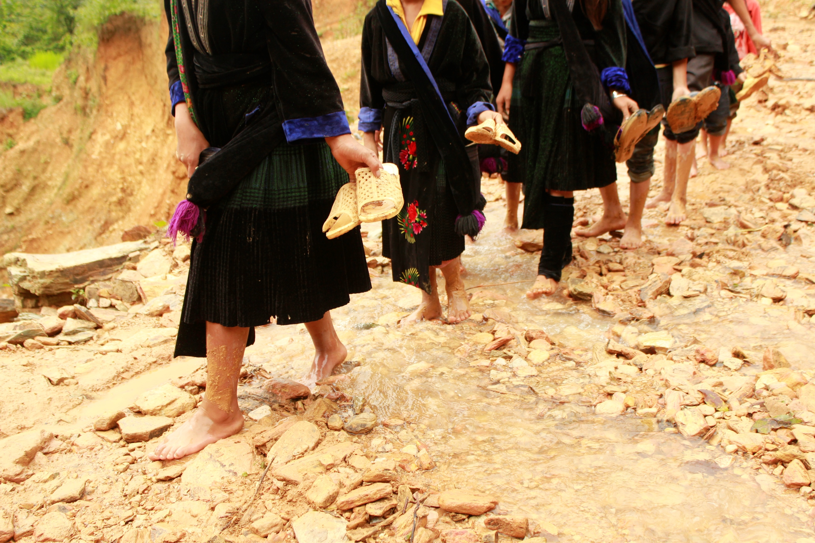 How kids in Vietnam, other countries embark on extreme journeys to school (photos)