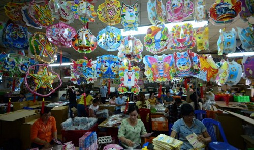 Vietnamese Mid-Autumn Festival lantern makers hurt by Chinese copycats