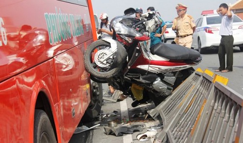 One dies in serious bus accident in Ho Chi Minh City