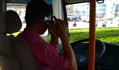 Vietnam to fine those using cellphones while driving