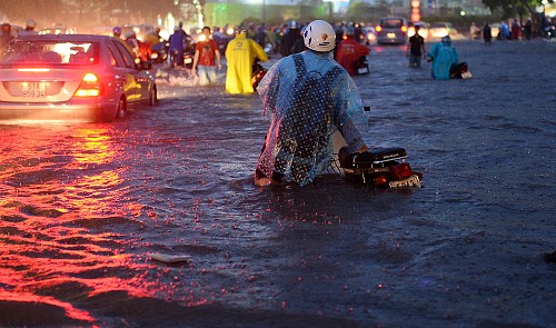 Ho Chi Minh City becomes large ‘river’ after heaviest rain this year