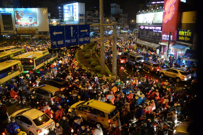 A serious traffic jam at the Hang Xanh Crossroads in Binh Thanh District.