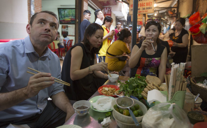 French ambassador tries Vietnamese food in Hanoi (photos)