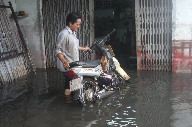 Ho Chi Minh City district almost sinks beneath rainwater