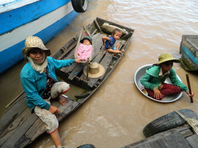 The floating life of Vietnamese children on Tonle Sap Lake in Cambodia