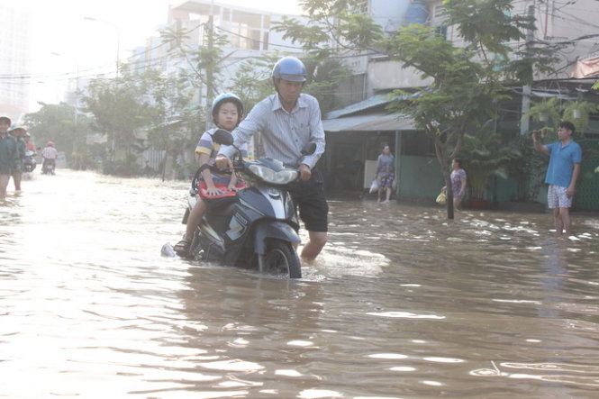 High tide, rainstorm likely to inundate Ho Chi Minh City this week
