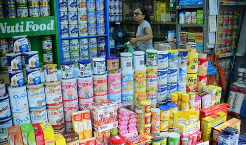 Vietnamese customers continue drinking expensive milk despite declining global price