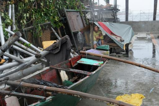Thousands flee as Typhoon Koppu hits Philippines
