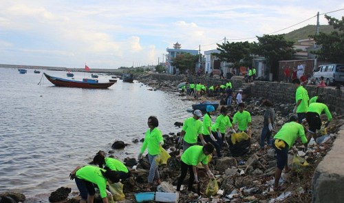 Tourists clear central Vietnam island of litter, promising new tour model